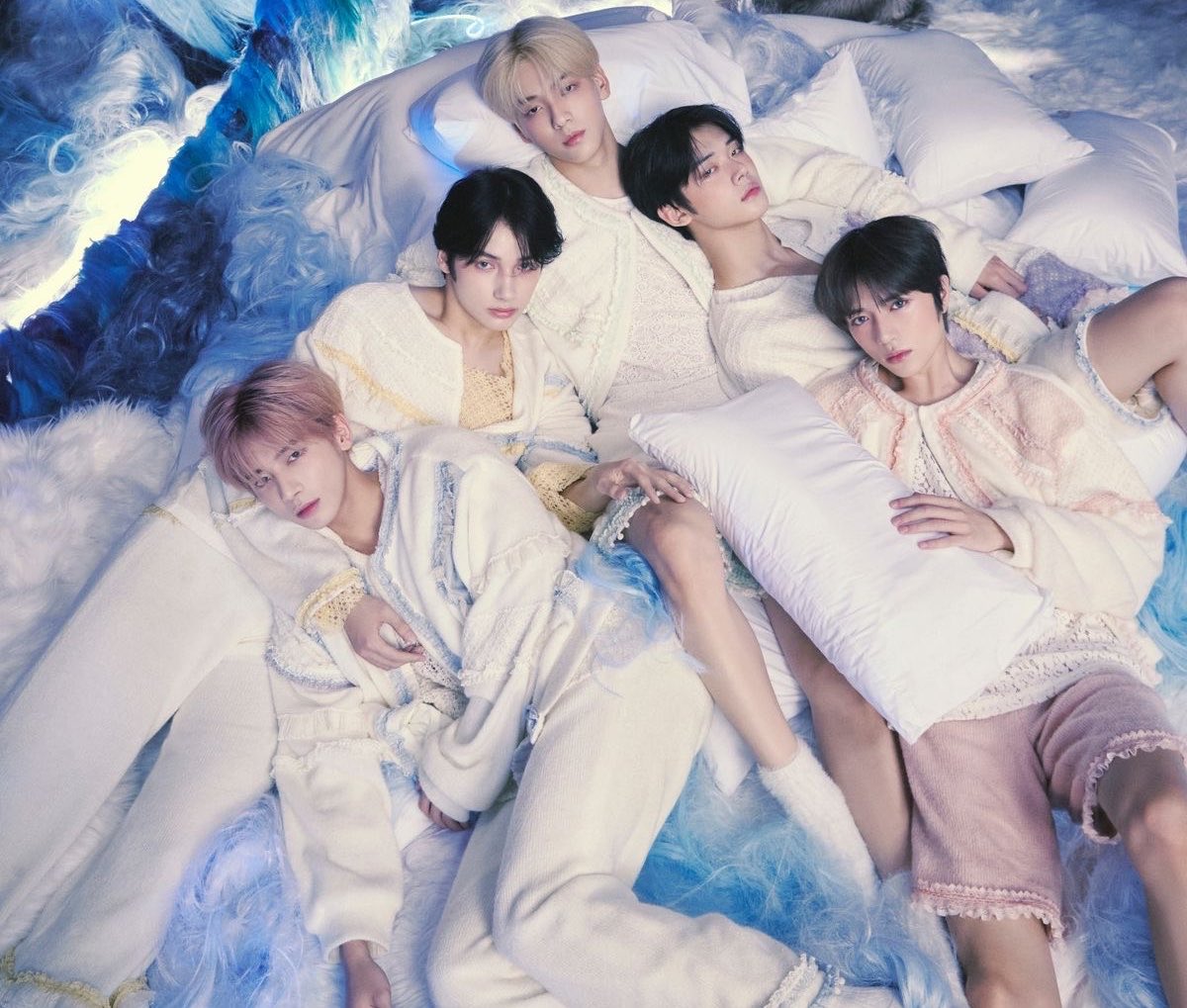 fa4ryji's tweet photo. 4 of the gaggiest txt concept photos https://t.co/DUwxQK3myX