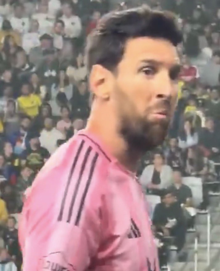 Bargcelona10's tweet photo. Lo sobrado de aura que tenés que ir para tirar este emote y proceder a hacer semejante obra de arte https://t.co/HxDFbEohpY