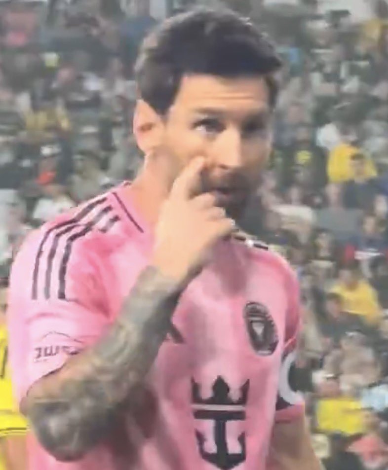 Bargcelona10's tweet photo. Lo sobrado de aura que tenés que ir para tirar este emote y proceder a hacer semejante obra de arte https://t.co/HxDFbEohpY