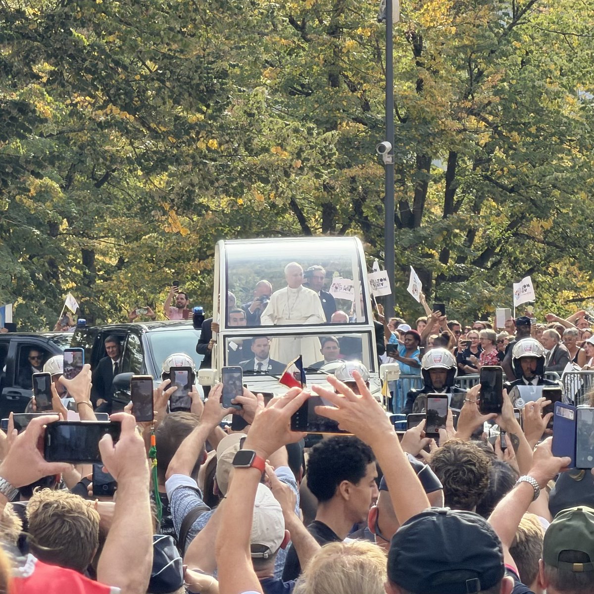 YannClic's tweet photo. Je pose les outils de la ferme 5 minutes ! 🌾

Événement immanquable à Metz aujourd'hui : le Pape en papamobile en plein centre ! 🇻🇦📸

#Metz #Pape #PapeFrancois #SunflowerLand https://t.co/osf2Gv4oh7