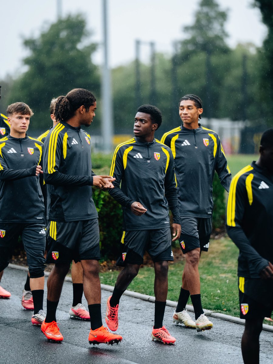 RCLens's tweet photo. ̶R̶o̶u̶l̶e̶z̶ 𝐃𝐫𝐢𝐛𝐛𝐥𝐞𝐳 𝐣𝐞𝐮𝐧𝐞𝐬𝐬𝐞 ! ⚽️

En cette période de trêve internationale, plusieurs joueurs #MadeInGaillette viennent compléter le groupe professionnel lors des séances d'entraînement.

#FiersDEtreLensois https://t.co/qHauEIbL5l