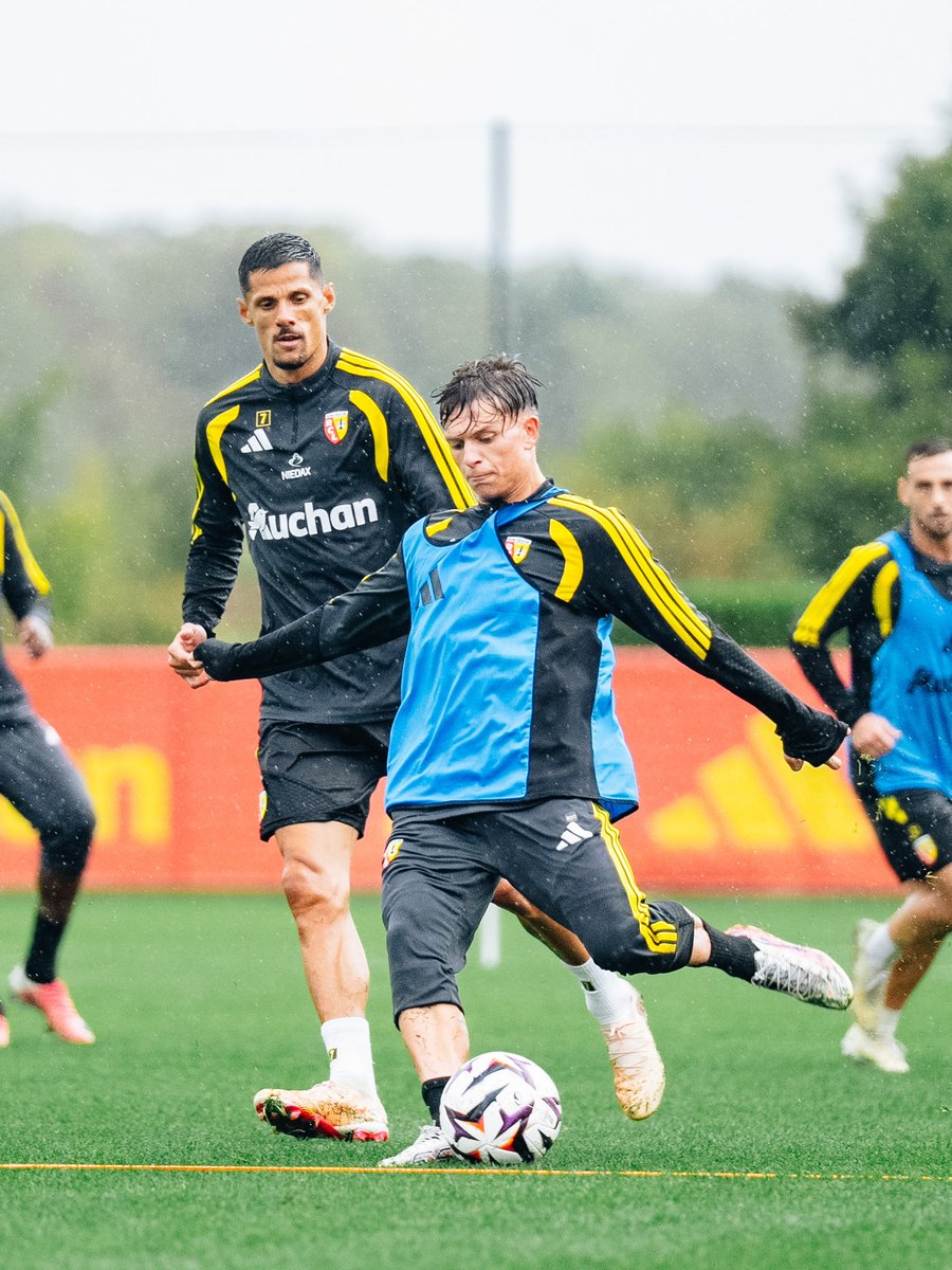 RCLens's tweet photo. ̶R̶o̶u̶l̶e̶z̶ 𝐃𝐫𝐢𝐛𝐛𝐥𝐞𝐳 𝐣𝐞𝐮𝐧𝐞𝐬𝐬𝐞 ! ⚽️

En cette période de trêve internationale, plusieurs joueurs #MadeInGaillette viennent compléter le groupe professionnel lors des séances d'entraînement.

#FiersDEtreLensois https://t.co/qHauEIbL5l