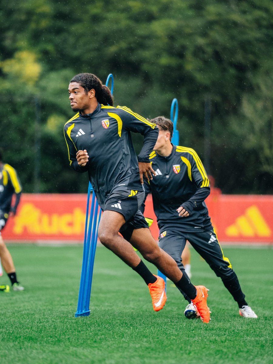 RCLens's tweet photo. ̶R̶o̶u̶l̶e̶z̶ 𝐃𝐫𝐢𝐛𝐛𝐥𝐞𝐳 𝐣𝐞𝐮𝐧𝐞𝐬𝐬𝐞 ! ⚽️

En cette période de trêve internationale, plusieurs joueurs #MadeInGaillette viennent compléter le groupe professionnel lors des séances d'entraînement.

#FiersDEtreLensois https://t.co/qHauEIbL5l