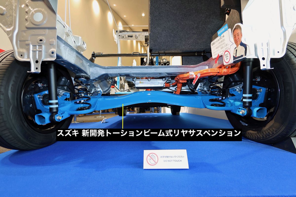 serakota's tweet photo. スズキは「技術戦略説明会2026」で新作のトーションビーム式リヤサスペンションを展示（展示シャシーは軽規格のBEV）。「ロール時のアライメント特性を変更し」とのことですが、（旋回時の安定性確保のため）バンプトーインの特性としたことを指す模様。リヤモーターの搭載による4WD仕様も想定。 https://t.co/4mXOTApzTh