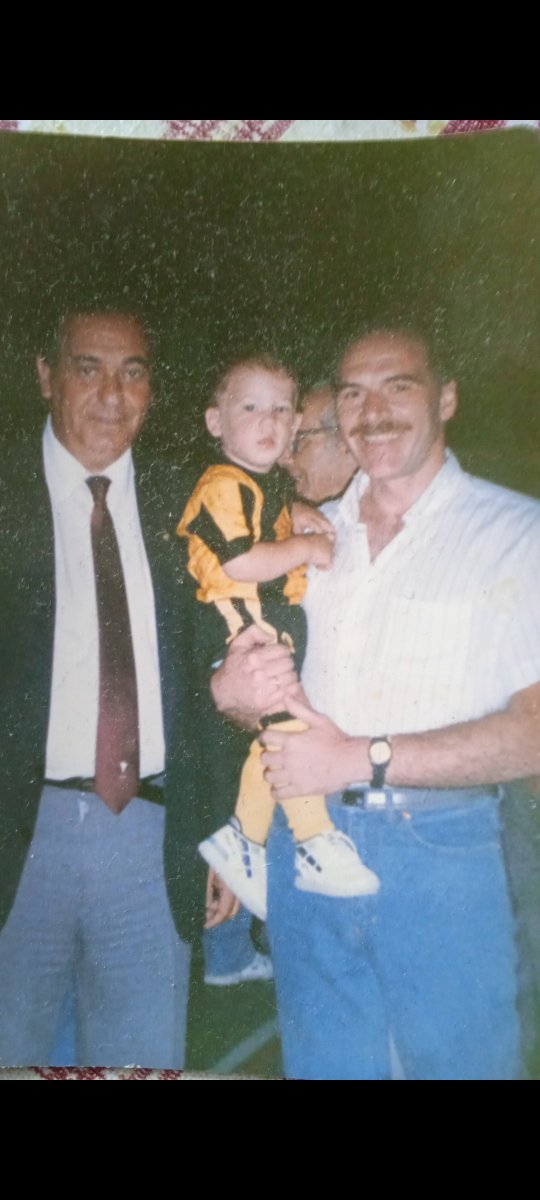 Joranfer17's tweet photo. @Matifm89 35 años pasaron de esta foto con el recordado José Carlos Domínguez. Orgulloso de estar allí con mi hijo Matías en brazos. Siempre de Peñarol!! 💛🖤 #135AñosDeGloria https://t.co/D8g1MVflsx