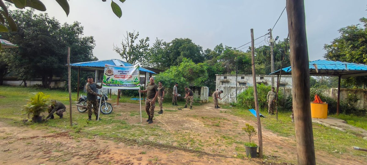 DIGOPSBJPR's tweet photo. On 28/09/2026 Ops Range CRPF Bijapur organized a “Swachhata Hi Seva 2026” programme at Durga Mandir, Majhiguda, Bijapur
@PIBHomeAffairs
@PMOIndia
@SwachhBharatGov
@SwachhBharat
@MoHUA_India
@MoJSDDWS
#SwachhBharat #MyCleanIndia
@crpfindia
@CentralZoneCrpf 
@CTGSECTORCRPF https://t.co/JkG5UE0yCz
