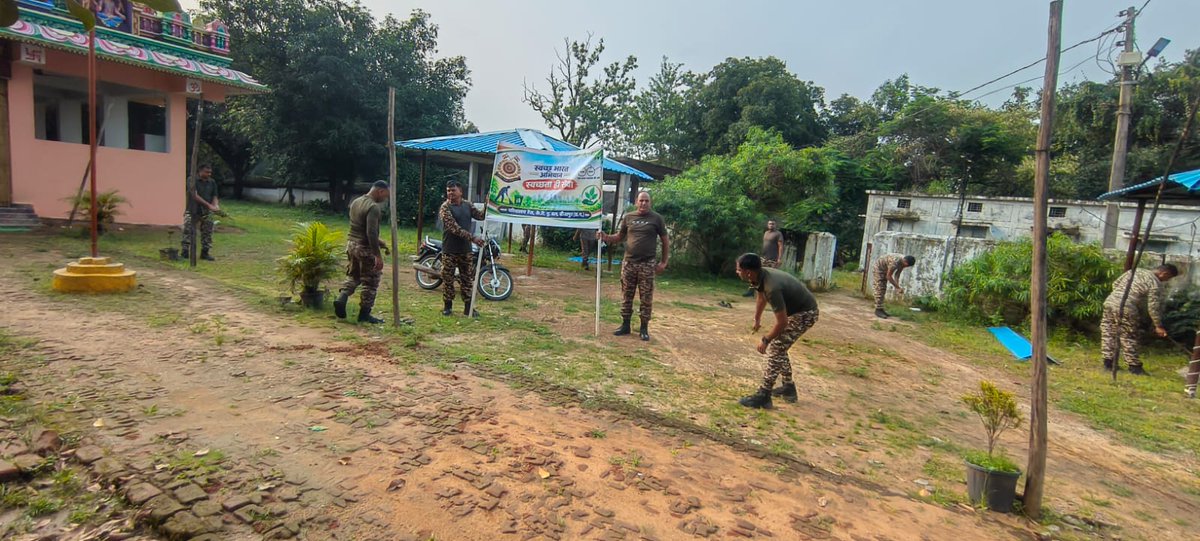 DIGOPSBJPR's tweet photo. On 28/09/2026 Ops Range CRPF Bijapur organized a “Swachhata Hi Seva 2026” programme at Durga Mandir, Majhiguda, Bijapur
@PIBHomeAffairs
@PMOIndia
@SwachhBharatGov
@SwachhBharat
@MoHUA_India
@MoJSDDWS
#SwachhBharat #MyCleanIndia
@crpfindia
@CentralZoneCrpf 
@CTGSECTORCRPF https://t.co/JkG5UE0yCz
