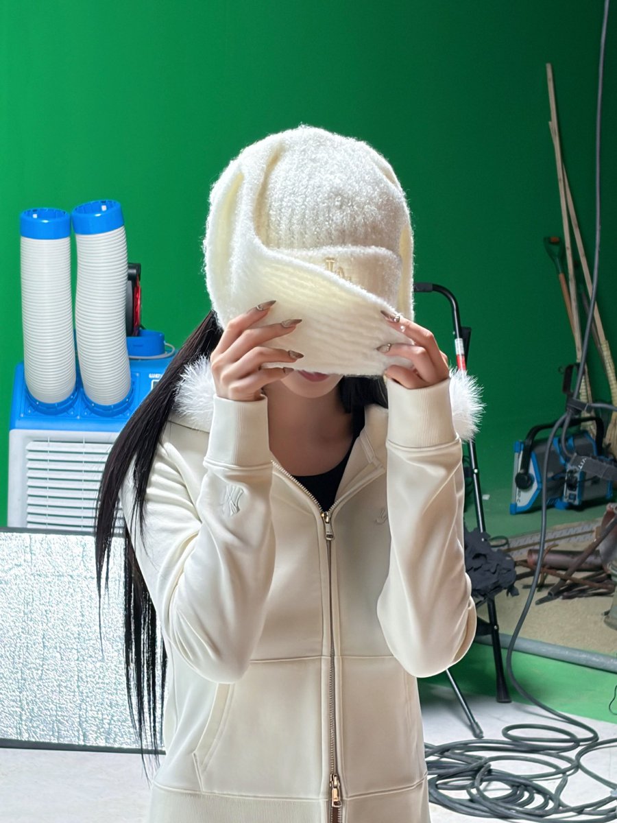 Catharicna's tweet photo. Peek-a-boo! Who am I? 🤍 https://t.co/5aqWdx0DHr