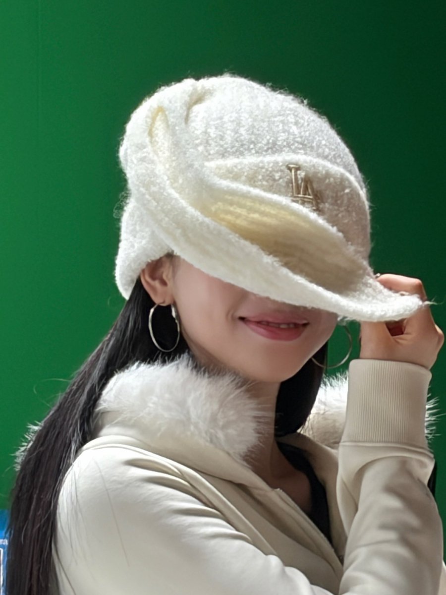 Catharicna's tweet photo. Peek-a-boo! Who am I? 🤍 https://t.co/5aqWdx0DHr