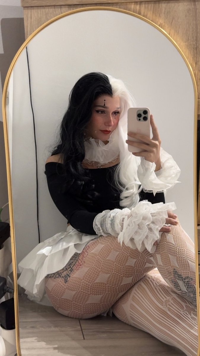 Aquarruski's tweet photo. No se que hacer este Halloween, ideas?😭

Este fue mi disfraz de “arlequín” del año pasado, pero súper improvisado 🥲 https://t.co/7hXg4iO7nI