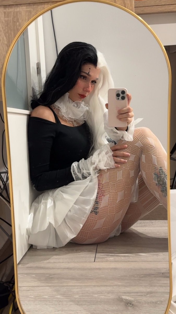 Aquarruski's tweet photo. No se que hacer este Halloween, ideas?😭

Este fue mi disfraz de “arlequín” del año pasado, pero súper improvisado 🥲 https://t.co/7hXg4iO7nI