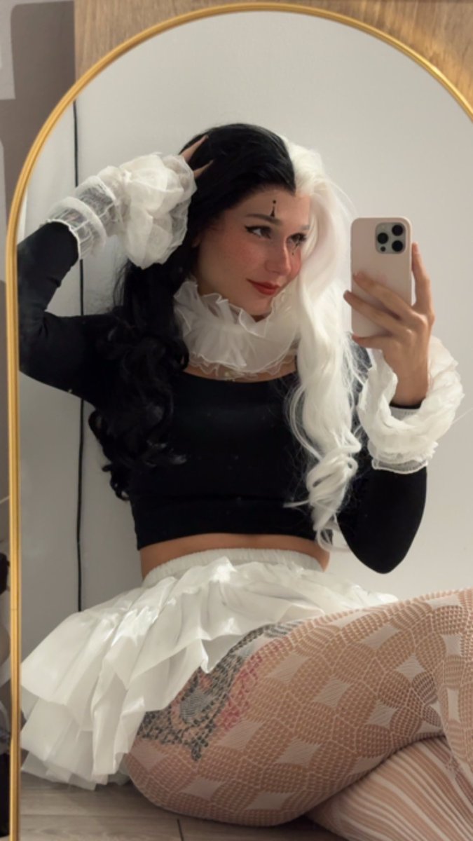 Aquarruski's tweet photo. No se que hacer este Halloween, ideas?😭

Este fue mi disfraz de “arlequín” del año pasado, pero súper improvisado 🥲 https://t.co/7hXg4iO7nI