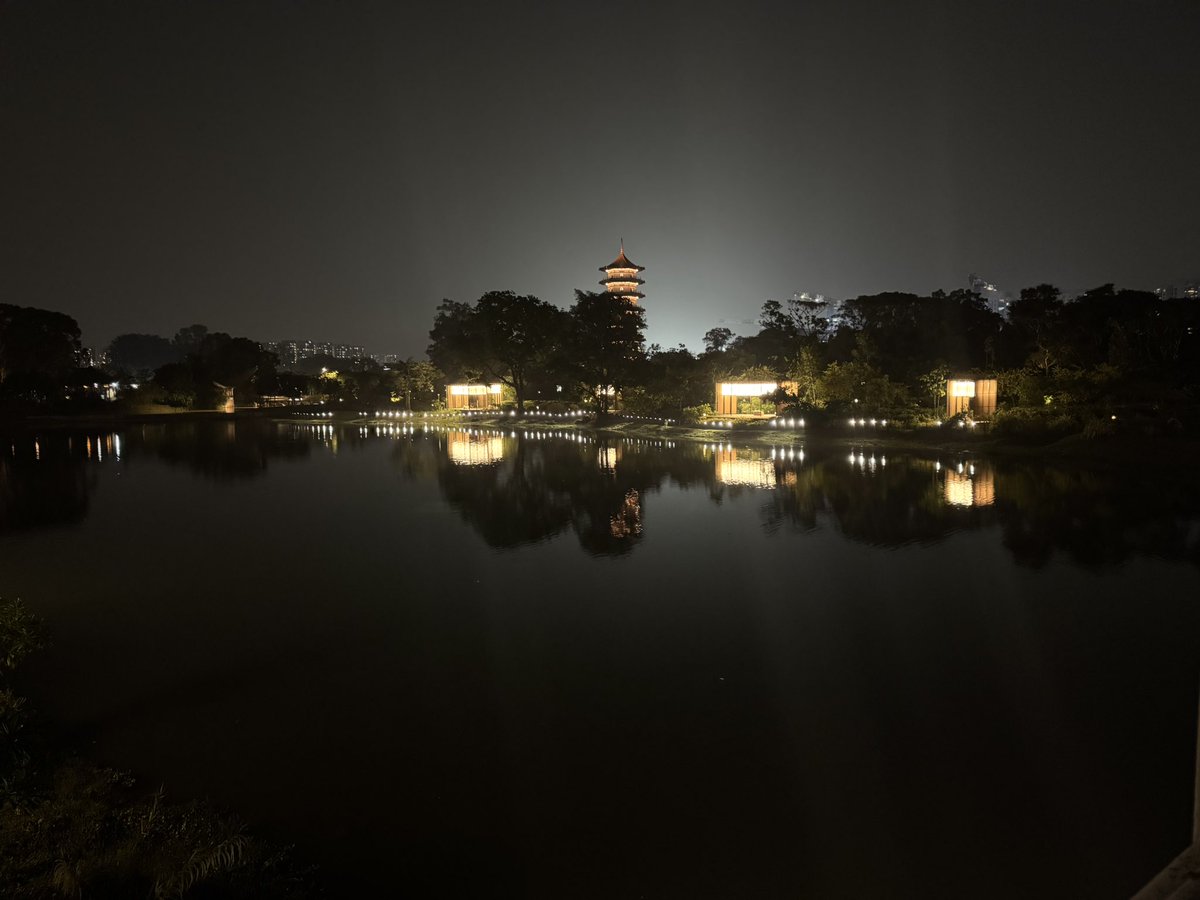 PacificMaiku's tweet photo. Singapore Chinese Lakeside gardens at night. https://t.co/8veOxwr0tJ