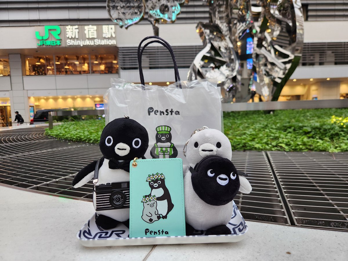 hiroshiwaon's tweet photo. 新宿のペンスタでお買い物
ペンスタ店内のSuicaのペンギン達は、中秋の名月を楽しんでいるようです。
新宿店限定品の、ICカードパスケースを購入
店内で秋の風情を感じながら・・・
ペンスタでお買い物を楽しむ、Suicaのペンギン達でした。
#Suicaのペンギン #ぬい撮り https://t.co/QbsZmz6vuQ