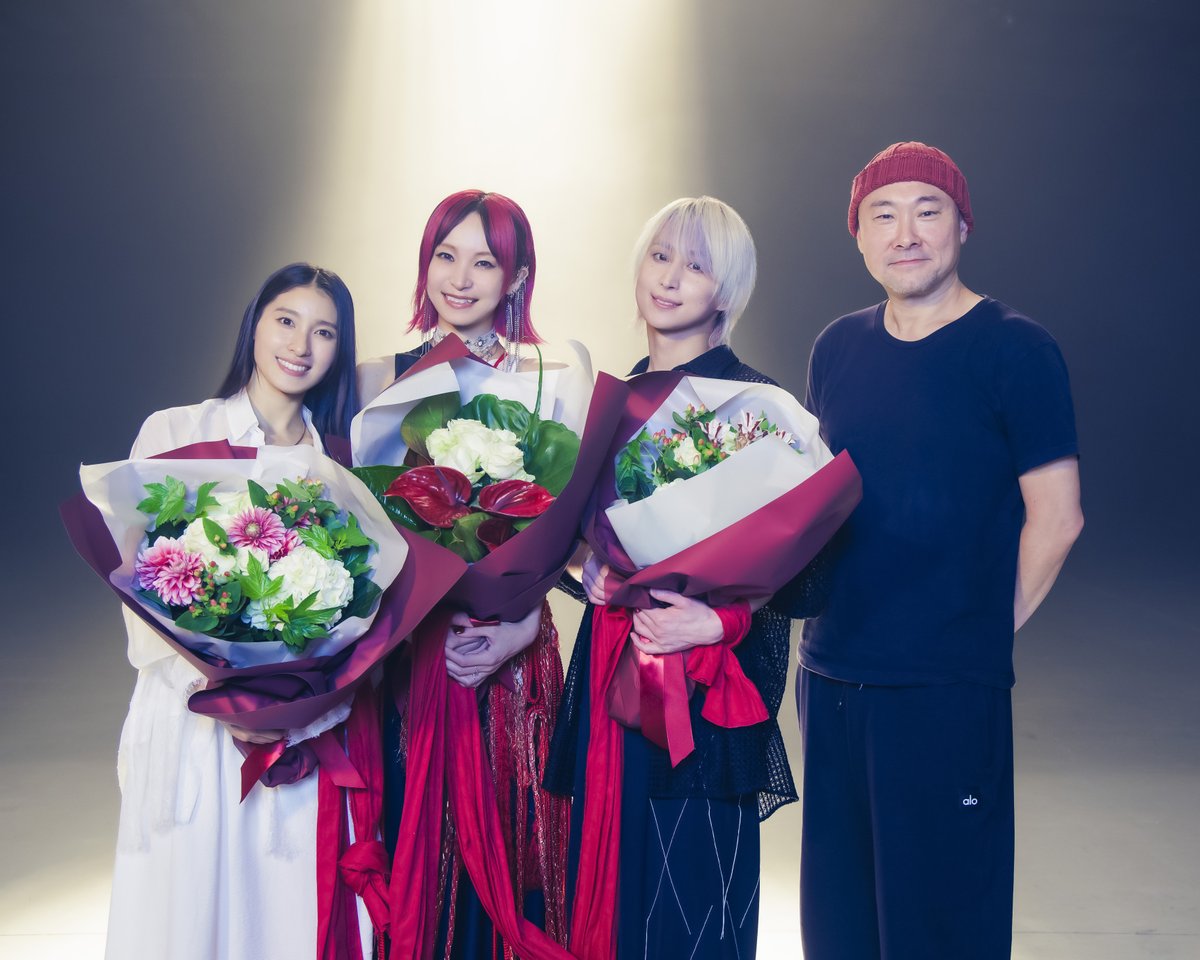 movie_matching's tweet photo. 主題歌"ソフィリア" 
MUSiC CLiP撮影 
記念写真公開
━━━━━━････・🥀

#土屋太鳳 ＆ #佐久間大介 & 
#LiSA & #内田英治 監督📸
Instagram＆TikTokではアザーカットも公開！

内田監督𝐂𝐎𝐌𝐌𝐄𝐍𝐓
「土屋太鳳、佐久間大介の圧倒的な踊りを彩る、LiSAさんのパフォーマンス。MVという新世界の撮影に終始没頭してしまいました」

➤MUSiC CLiP 
https://t.co/wF2OrNH5O9

@LiSA_OLiVE
#LiSA  #LiSA_ソフィリア 
#映画マッチング 𝐓𝐑𝐔𝐄 𝐋𝐎𝐕𝐄
大ヒット上映中