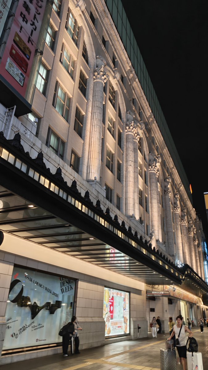 SesameandSolt's tweet photo. 帰りは深夜バス
南海難波の建物にバスターミナルがある！らしい。どこだよ。
うろうろすると南海バスターミナルの文字が。微妙に途切れ途切れの案内板に従うとひっそりとしたエレベーターに導かれた。分からんわ。
上に上がると、駐車場兼ホテルの送迎所兼バスターミナルになっている。すごい構造 https://t.co/vOhYvDOuv0