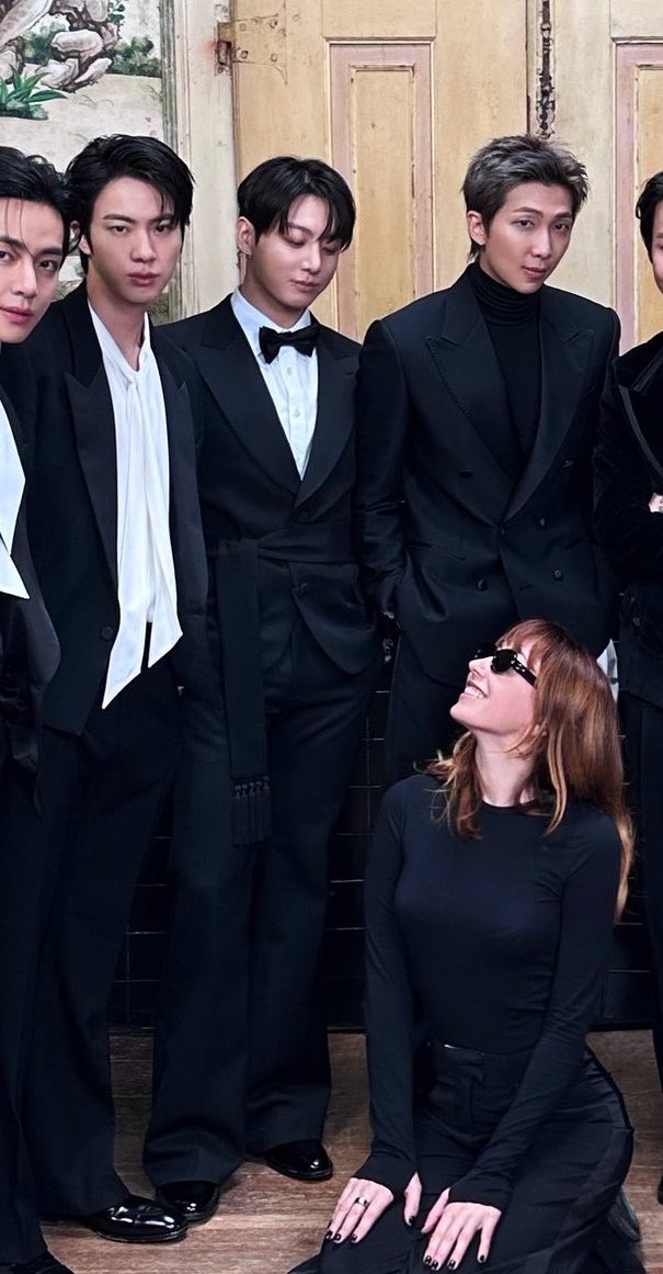 outrothephile's tweet photo. no dale listo lo primero que veo al levantarme es esto dale dale jungkook le di un cabezazo a la pared https://t.co/swDjfDEJw7