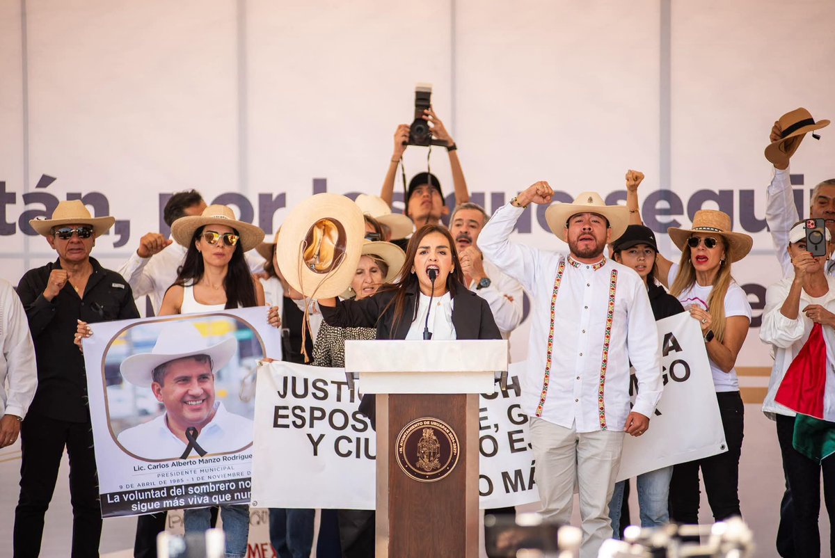 GreciaMich2027's tweet photo. "HOY QUIEREN METERME A LA CÁRCEL PORQUE QUIEREN REGRESAR A SAQUEAR URUAPAN"

"Me ha llegado información que a como dé lugar quieren meterme a la cárcel, difamándome e inventándome cosas, porque ya están orquestando los mismos corruptos de siempre para seguir lastimando a nuestro municipio y al estado de Michoacán."

"Les duele que ya no pueden robarse el dinero que obtenían de Uruapan, desde hace 10 meses han buscado por todos los medios derrocarme y encarcelarme para imponerse los mismos de siempre."

"No les tengo miedo a sus campañas de desprestigio y a su guerra sucia, aunque utilicen a las fiscalías para quitarme del cargo, estoy segura que el pueblo de Uruapan y de Michoacán sabrán que lo único que ustedes representan son los intereses más sucios y oscuros de la política."

"Seguiré señalando toda la corrupcion y el daño que le hicieron a Uruapan, no permitiré que dañen mi honor ni el de mi familia y mucho menos permitiré que le hagan daño al pueblo de Uruapan." GQ

FAVOR DE COMPARTIR.