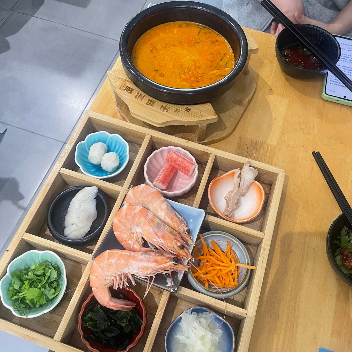 whyyoutouzhele's tweet photo. 9月27日，一名网友发帖晒出辽宁大连一家米线店内张贴的声援旺旺的海报。

照片显示，海报贴在收银台面向顾客的显示器背面，配有旺旺与幼犬的图案，醒目地写着：“每个生命都值得善待。”
下方还有：“做它们的声音，做它们的希望，做它们的明天”，以及“保护流浪动物”等文字。 https://t.co/4TnPsBupnE