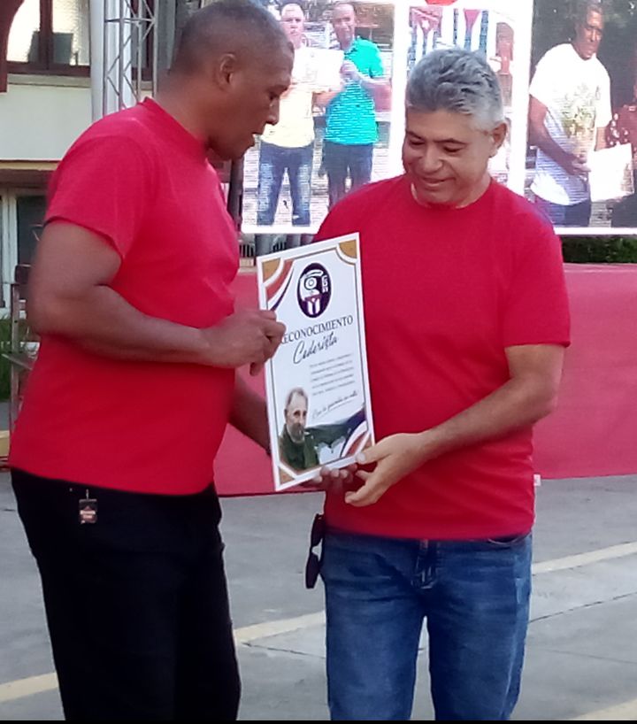 LuisGui06196604's tweet photo. 👏 Honor a quienes con vocación cívica velan por el barrio y por la transparencia electoral. Un reconocimiento especial a los cederistas de #Granma que también se desempeñan como autoridades electorales de base. 👨‍👩‍👧‍👦🗳️
​#OrgulloGranmense #CDRdeCuba #CENGranma https://t.co/GoXZjtdfbs