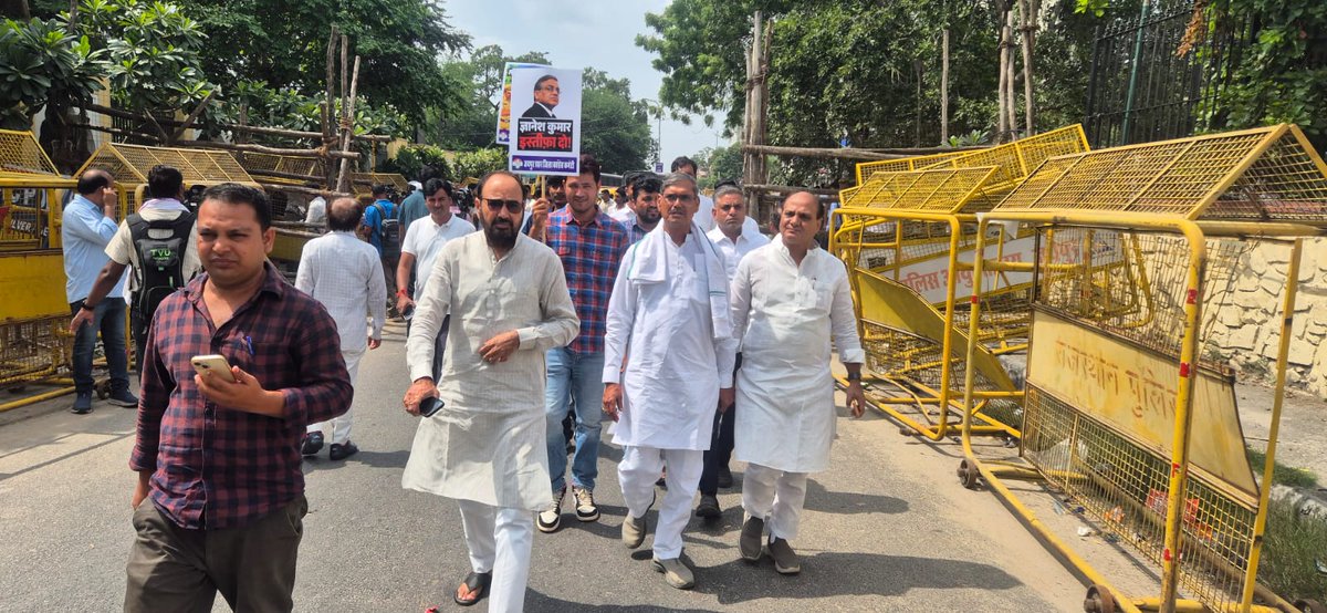 anilsharmainc's tweet photo. “वोट चोरी” एवं नगर निकाय चुनाव में बीजेपी की बेईमानी के ख़िलाफ़ आज राजस्थान प्रदेश कांग्रेस कमेटी के तत्वावधान में जयपुर में आयोजित निर्वाचन आयोग के घेराव एवं विशाल प्रदर्शन में शामिल हुआ।

कांग्रेस प्रदेश अध्यक्ष श्री गोविंद सिंह डोटासरा जी एवं नेता प्रतिपक्ष श्री टीकाराम जूली जी के नेतृत्व में आयोजित इस प्रदर्शन के माध्यम से स्वतंत्र एवं निष्पक्ष चुनाव की मांग को मजबूती से उठाया गया।

स्वतंत्र और निष्पक्ष चुनाव किसी भी लोकतंत्र की आत्मा होते हैं। चुनाव प्रक्रिया की निष्पक्षता और पारदर्शिता को लेकर उठ रहे सवालों का संवैधानिक एवं निष्पक्ष तरीके से समाधान होना आवश्यक है।

जनता के मताधिकार और लोकतांत्रिक संस्थाओं की विश्वसनीयता सर्वोपरि है। हम पारदर्शी, निष्पक्ष और जवाबदेह चुनाव व्यवस्था की मांग को लेकर अपनी आवाज बुलंद करते रहेंगे।

📍 जयपुर

#वोटचोरी #VoteChori #RajasthanCongress

@INCRajasthan