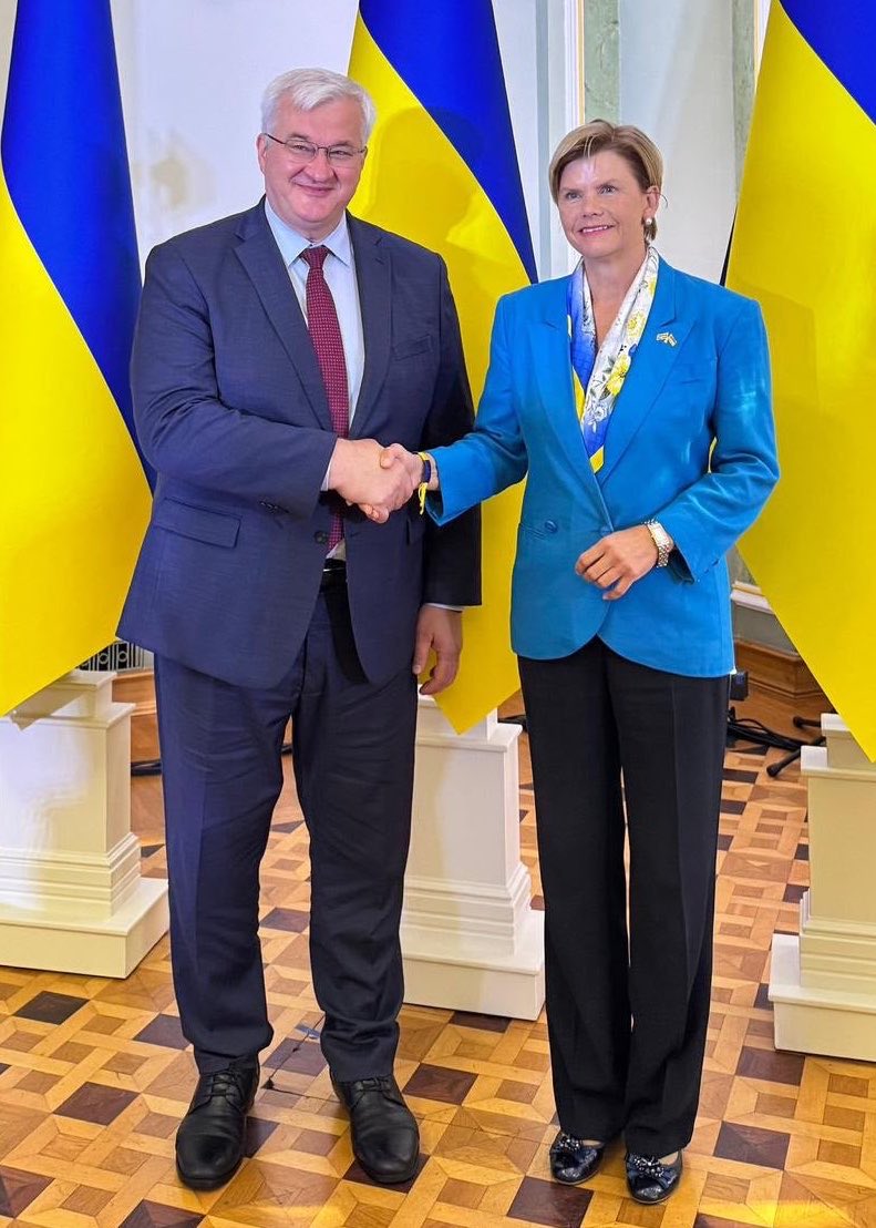Braze_Baiba's tweet photo. ￼☑️ ES nolēmusi sankcionēt 10 fiziskas un 17 juridiskas personas par Krievijas agresiju Ukrainā. 🇪🇺🇺🇦🇱🇻

☑️ Latvia🇱🇻 welcomes EU sanctions on 10 individuals and 17 entities for actions against territorial integrity, sovereignty, independence of Ukraine.

 https://t.co/3WQGXVCqWG https://t.co/QLkAe8vQVT
