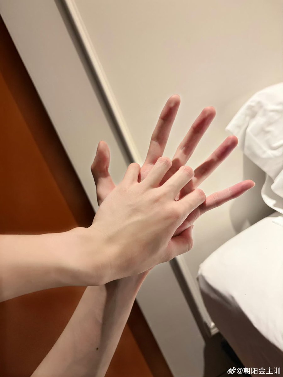 yunxhyerim's tweet photo. Rao Zihao Weibo (2nd acc) 280926

// The tiny hand vs the big hand difference 😭🤍 (≧▽≦)♡

Capt: 
Whose hand is whose?

#TheMissingPiece #请记住我的名字 #RaoZihao #ZhuHou #Zhuzi https://t.co/QqcRmtuGHm