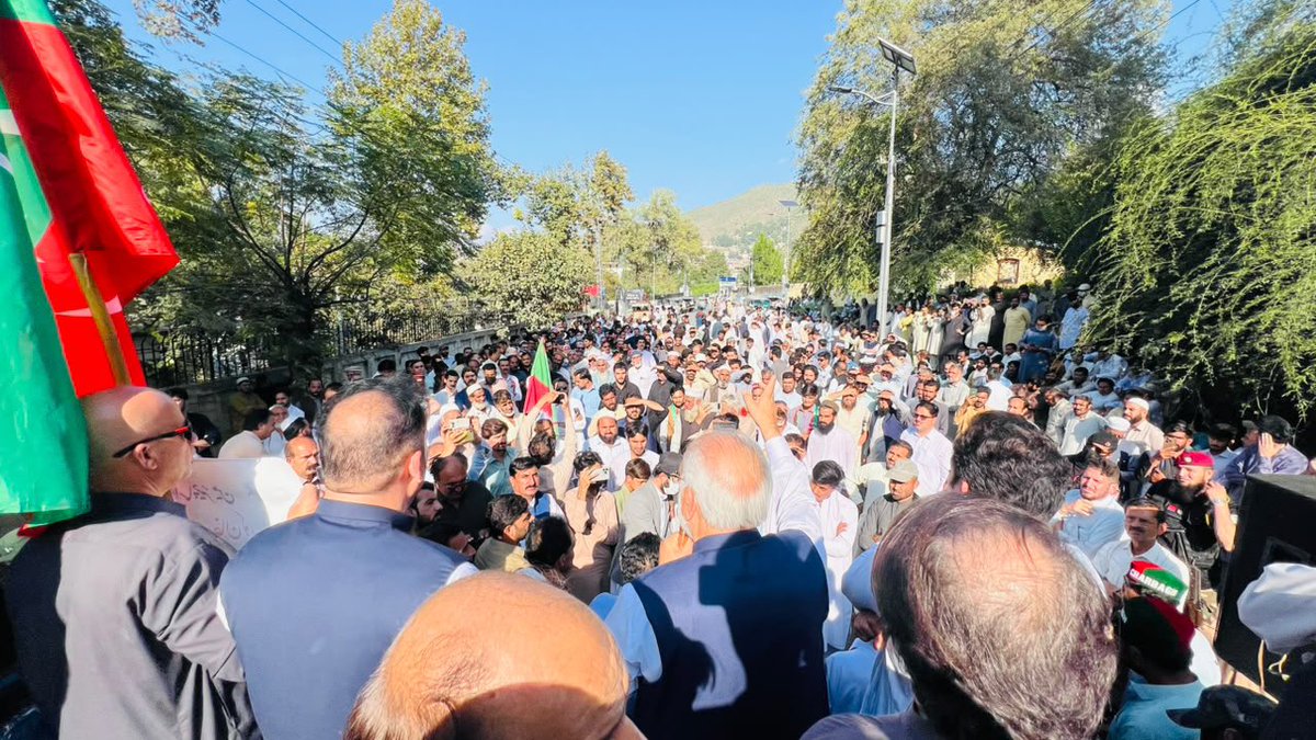 JunaidAkbarMNA's tweet photo. سوات میں ارکانِ اسمبلی اور کارکنوں کی مبینہ گرفتاریوں، گھروں پر چھاپوں اور ایم پی اے سلطان روم کے مبینہ اغوا کے خلاف احتجاج۔ https://t.co/seMgKyzc6g