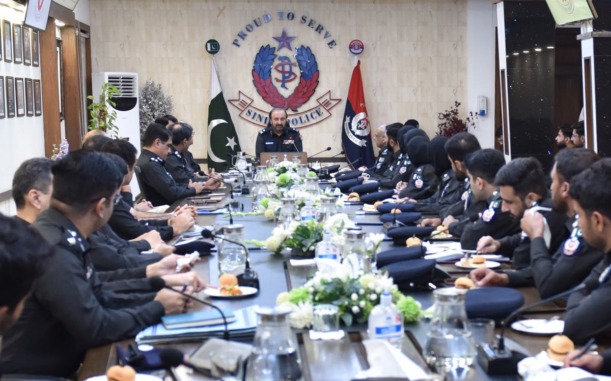 SindhPoliceDMC's tweet photo. کراچی: آئی جی سندھ جاوید عالم اوڈھو سے بلوچستان پولیس کے 41 رکنی زیرِ تربیت ڈی ایس پیز کے وفد کی ملاقات۔ وفد نے CPO کے کمانڈ اینڈ کنٹرول سینٹر کا دورہ کیا اور جدید پولیسنگ و تربیتی نظام پر بریفنگ حاصل کی۔
#SindhPolice #BalochistanPolice #IGPSindh #PoliceTraining https://t.co/dx7oRzX7GC