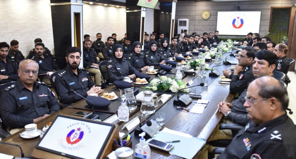 SindhPoliceDMC's tweet photo. کراچی: آئی جی سندھ جاوید عالم اوڈھو سے بلوچستان پولیس کے 41 رکنی زیرِ تربیت ڈی ایس پیز کے وفد کی ملاقات۔ وفد نے CPO کے کمانڈ اینڈ کنٹرول سینٹر کا دورہ کیا اور جدید پولیسنگ و تربیتی نظام پر بریفنگ حاصل کی۔
#SindhPolice #BalochistanPolice #IGPSindh #PoliceTraining https://t.co/dx7oRzX7GC
