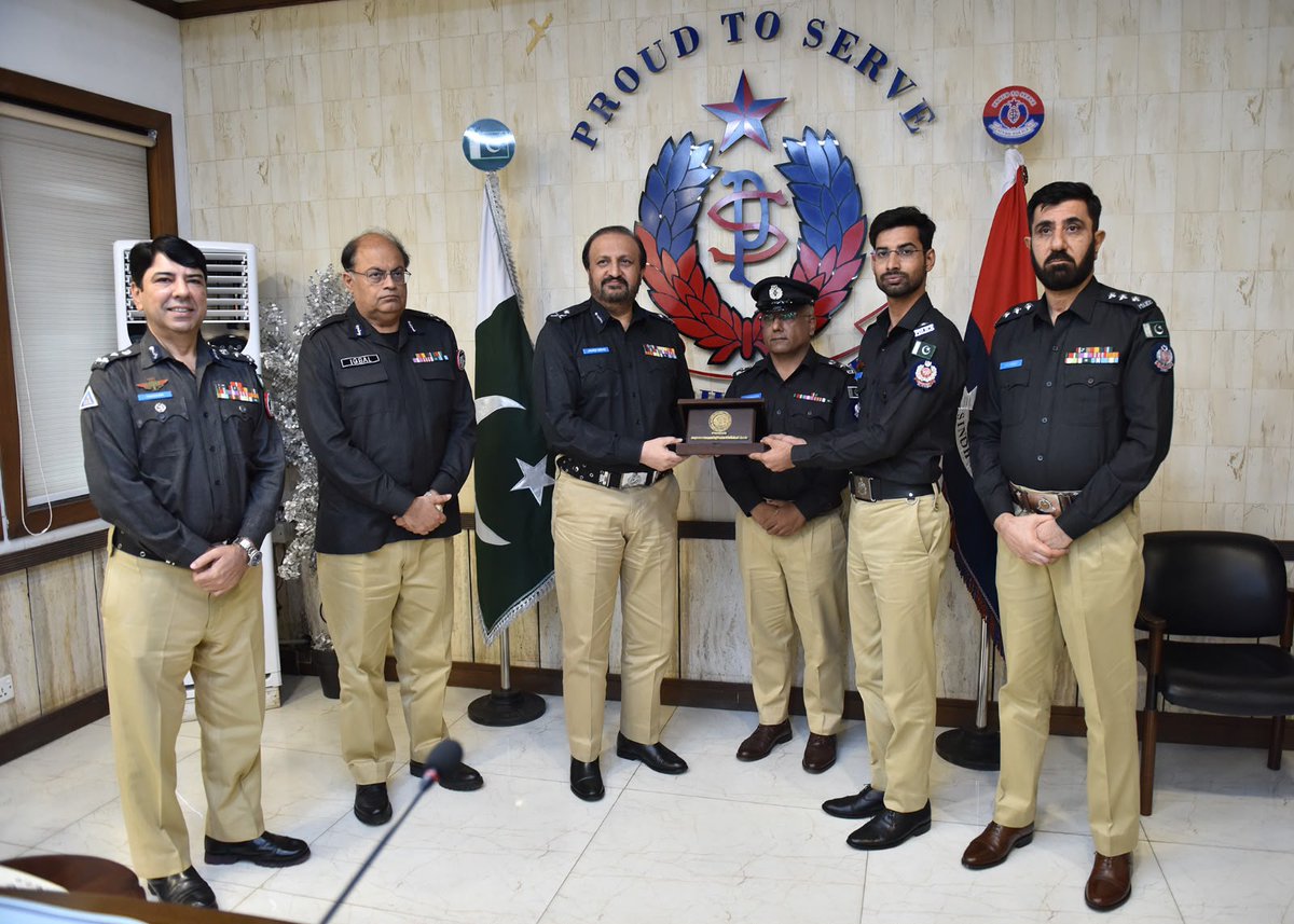 SindhPoliceDMC's tweet photo. کراچی: آئی جی سندھ جاوید عالم اوڈھو سے بلوچستان پولیس کے 41 رکنی زیرِ تربیت ڈی ایس پیز کے وفد کی ملاقات۔ وفد نے CPO کے کمانڈ اینڈ کنٹرول سینٹر کا دورہ کیا اور جدید پولیسنگ و تربیتی نظام پر بریفنگ حاصل کی۔
#SindhPolice #BalochistanPolice #IGPSindh #PoliceTraining https://t.co/dx7oRzX7GC