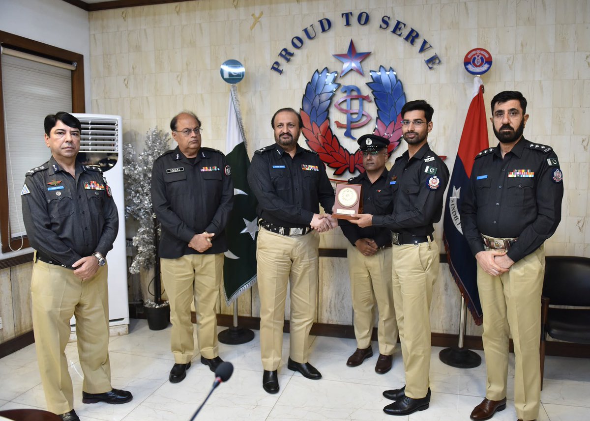 SindhPoliceDMC's tweet photo. کراچی: آئی جی سندھ جاوید عالم اوڈھو سے بلوچستان پولیس کے 41 رکنی زیرِ تربیت ڈی ایس پیز کے وفد کی ملاقات۔ وفد نے CPO کے کمانڈ اینڈ کنٹرول سینٹر کا دورہ کیا اور جدید پولیسنگ و تربیتی نظام پر بریفنگ حاصل کی۔
#SindhPolice #BalochistanPolice #IGPSindh #PoliceTraining https://t.co/dx7oRzX7GC