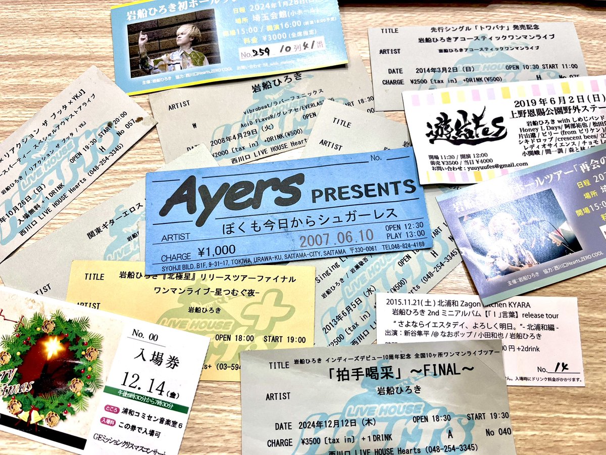 PuneIwafune's tweet photo. 亡き母が、見に来てくれた僕のライブチケットを取って置いていました。

一番古いのは、大学生のコピーバンドの時。2013年の初ワンマンも、過去２度の埼玉会館のライブも。

来年の埼玉会館も楽しみにしてくれていました。

母が楽しみにしていた未来を、しっかり描いて、生きて、唄えなくなるまで、唄っていきます。