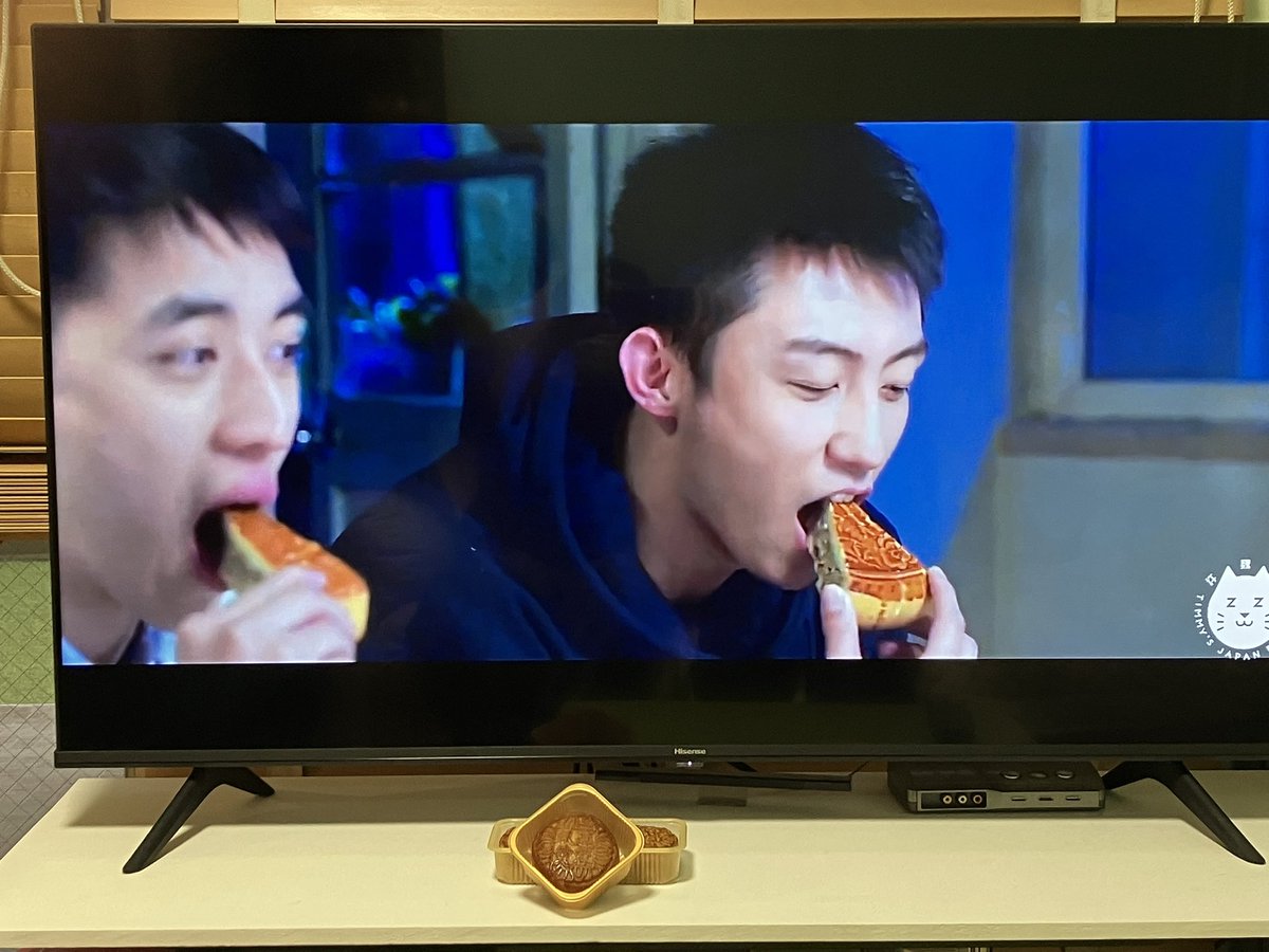 haitoroin's tweet photo. 友とハイロイン月餅会。
今年もあのでっかい月餅やないけど、ちゃんと蓮の実と黄身の月餅食べたで。
雨で月見れんで残念やけど、めっちゃ楽しくて時間忘れて喋り倒す、ホンマいい日やったわ。ありがとです。
#ハイロイン
#中秋節
#蛋黄蓮蓉月餅 https://t.co/WG5P1zc5Mz