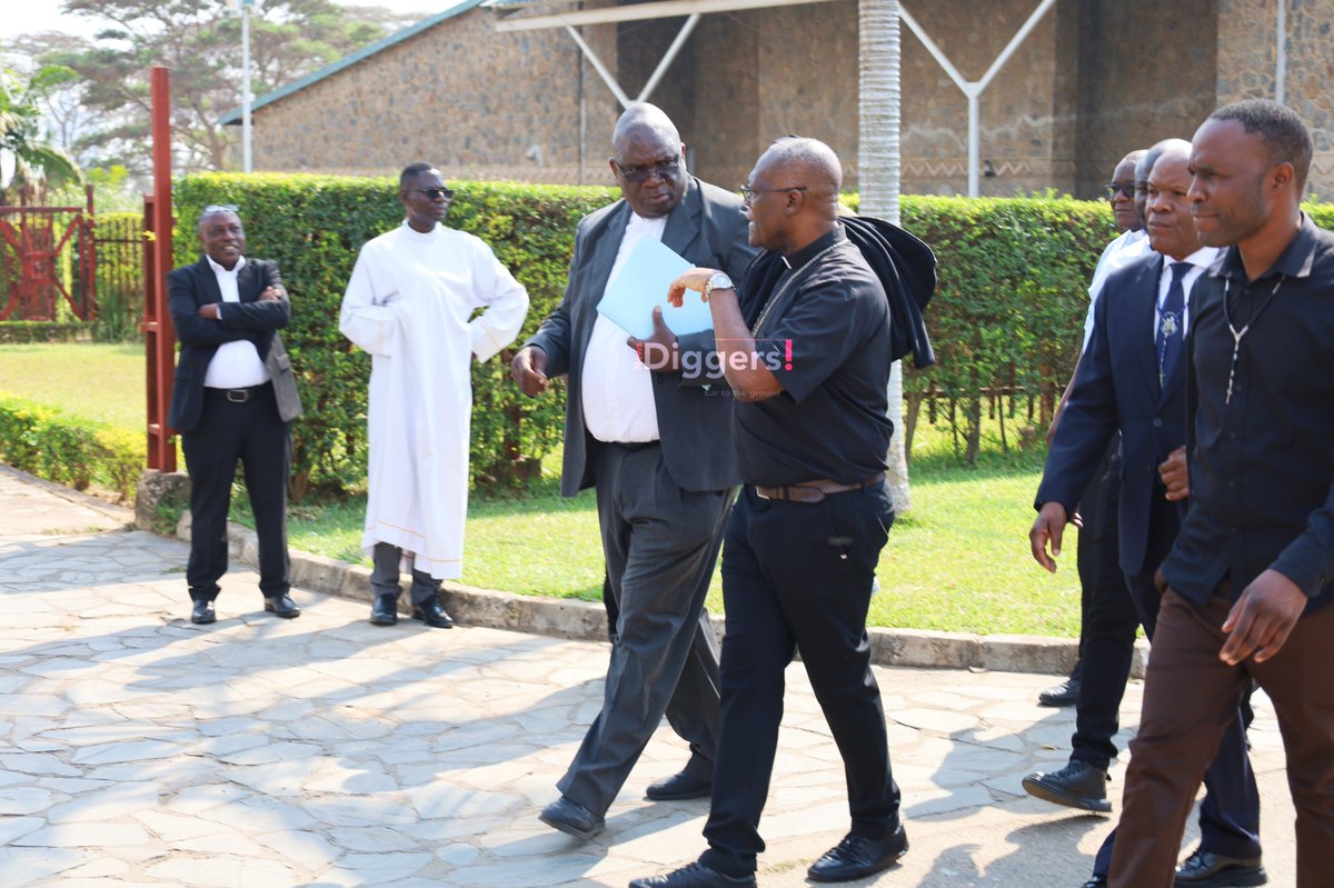 MaryTembo21's tweet photo. I keep seeing everyone talk about Archbishop Alick Banda today 
DEC has formally charged him over an allegedly unlawfully obtained ZRA-linked vehicle as part of a wider investigation
How do we make sure cases this sensitive stay fair and transparent

#Zambia #AlickBanda #Politics https://t.co/0GcMwgV7Rs