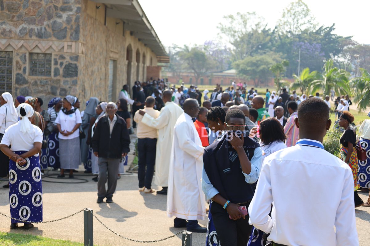 MaryTembo21's tweet photo. I keep seeing everyone talk about Archbishop Alick Banda today 
DEC has formally charged him over an allegedly unlawfully obtained ZRA-linked vehicle as part of a wider investigation
How do we make sure cases this sensitive stay fair and transparent

#Zambia #AlickBanda #Politics https://t.co/0GcMwgV7Rs