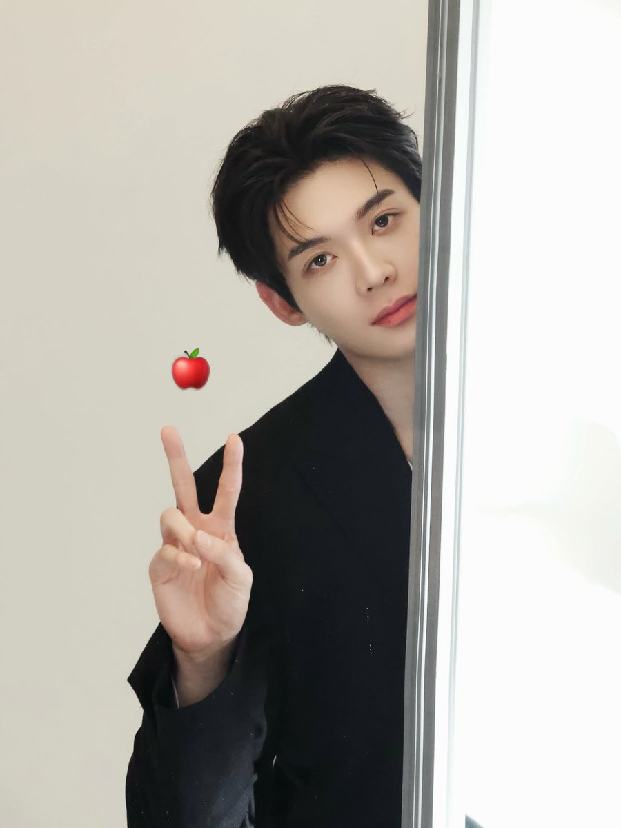 Yollyyyyyyyyy's tweet photo. Thế gian ai cũng mê tiền Riêng em chỉ biết mê Sik mà thôi Tô mì nóng bởi nước sôi Con tim em nóng bởi đôi môi chàng

WE STAND WITH KIM YOON SIK 
#kimyoonsik #kimyoonsikshines https://t.co/LWHEGQWbfu