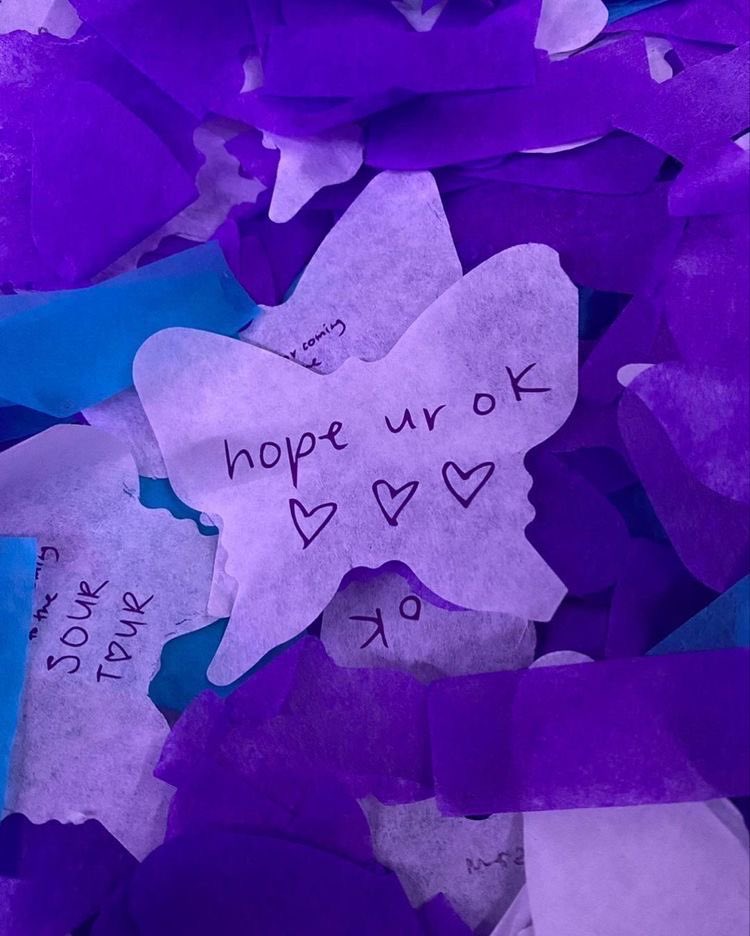 lacyspov's tweet photo. RIP the cute little notes on the confettis 💔 https://t.co/dYg0u17aO7