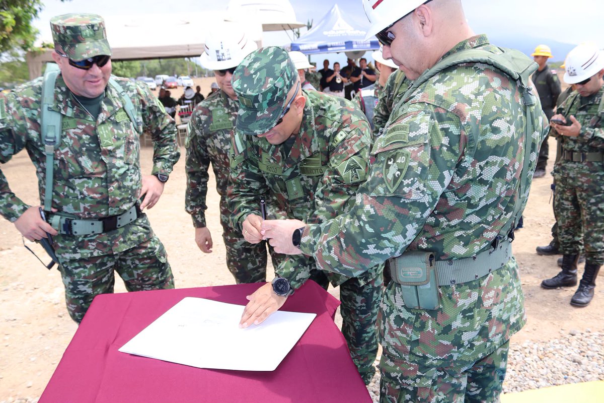 Ingenieros_EJC's tweet photo. BRING | En el marco de una ceremonia militar, se realizó la entrega del cuarto y último gimnasio al descubierto, culminando con éxito este importante proyecto desarrollado por los soldados del Batallón de Mantenimiento de Ingenieros N.° 40.

Con disciplina, compromiso y vocación de servicio, nuestros #IngenierosMilitares hicieron realidad esta obra, poniendo sus capacidades técnicas y profesionales al servicio del personal que se encuentran en el Fuerte Militar de Tolemaida.

Estos nuevos espacios contribuyen al fortalecimiento de la cultura física, el bienestar y la preparación de Oficiales, Suboficiales, Soldados y personal civil.

#PorNuestrosSoldados