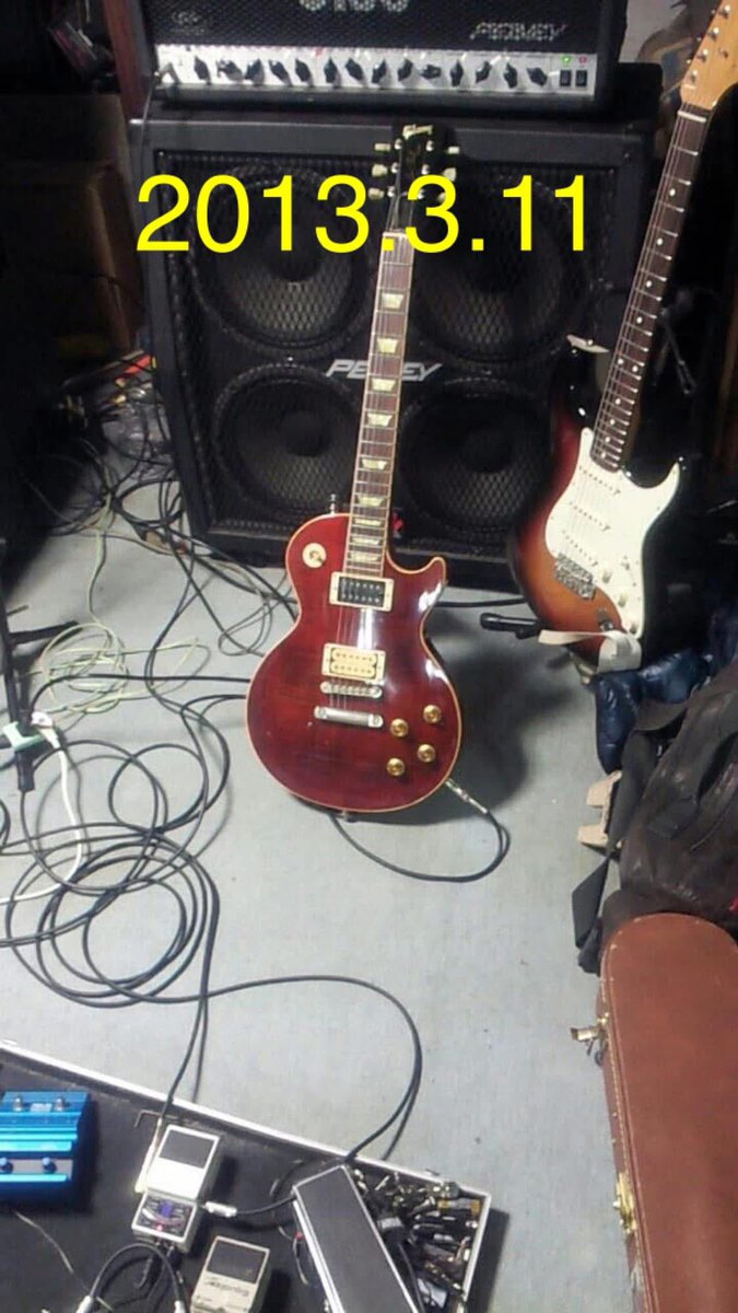 Yuuumidd's tweet photo. ギターもやってたのですが、
8年前にドラム頼まれて以降、
徐々にギターを手放しまして、
今は4枚目のギターが実家に有るのみ、
たまにギターを弾きたくなるのですが、大きな音を出せない家に越したので、
サイレントギターなんて有っても良いなと思い始めました。
てかドラム頑張れよ！（笑） https://t.co/6XaKNIg9Ny