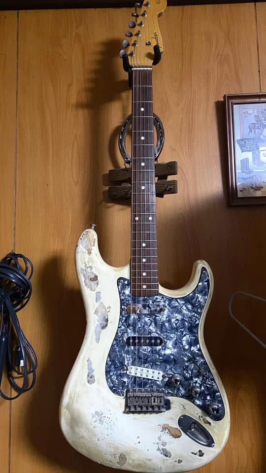 Yuuumidd's tweet photo. ギターもやってたのですが、
8年前にドラム頼まれて以降、
徐々にギターを手放しまして、
今は4枚目のギターが実家に有るのみ、
たまにギターを弾きたくなるのですが、大きな音を出せない家に越したので、
サイレントギターなんて有っても良いなと思い始めました。
てかドラム頑張れよ！（笑） https://t.co/6XaKNIg9Ny