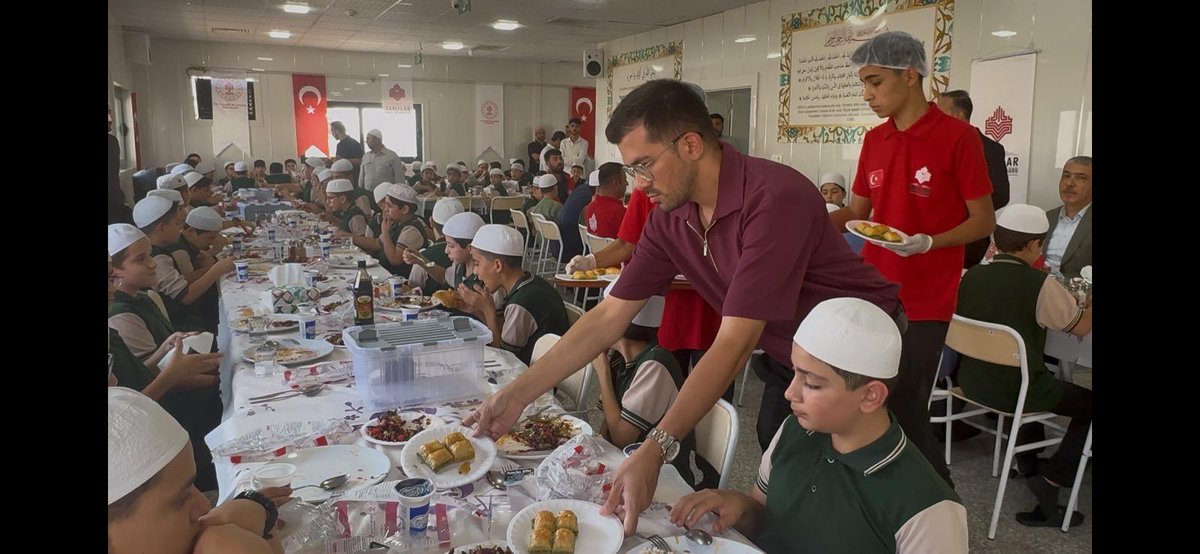 GaziantepVBM's tweet photo. 📜Vakıf Emaneti Gaziantep’te Sofraya Dönüştü

Vakıflar Genel Müdürlüğümüzün 1001 Hayır Şartı kapsamında, Bölge Müdürlüğümüzce 1815 İstanbul kuruluşlu Şerife Fatma Binti Mustafa Vakfı’nın (Hafızlık Okuyan Öğrencilere Güveç İkram Eden Vakıf) senedinde yer alan şart yerine getirildi.

Gazikent Kur’an Kursu’nda hafızlık eğitimi alan 300 öğrenciye güveç ikramında bulunularak, asırlık vakıf emanetinin günümüzdeki karşılığı öğrencilerimizin sofrasına taşındı.

Vakfeden Şerife Fatma Binti Mustafa Hanımefendi’yi rahmet ve minnetle anıyor, emeği geçenlere teşekkür ediyoruz.@VakiflarGM