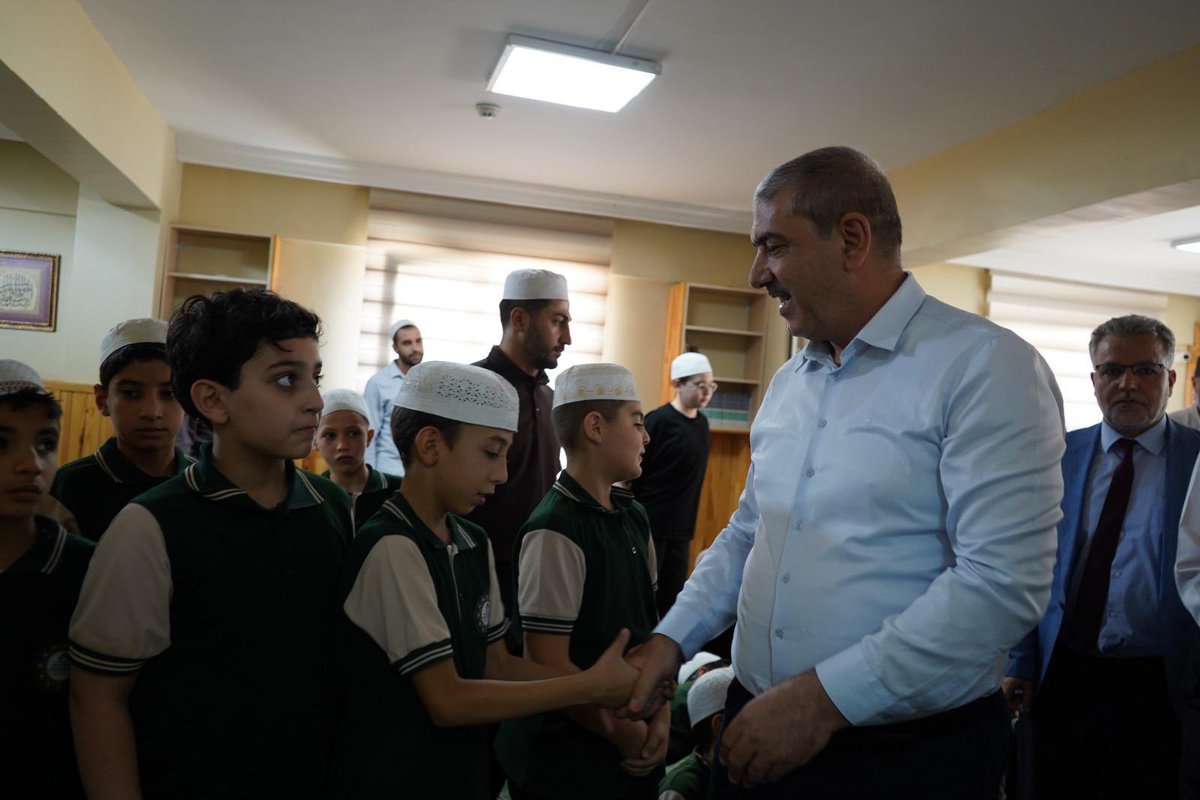 GaziantepVBM's tweet photo. 📜Vakıf Emaneti Gaziantep’te Sofraya Dönüştü

Vakıflar Genel Müdürlüğümüzün 1001 Hayır Şartı kapsamında, Bölge Müdürlüğümüzce 1815 İstanbul kuruluşlu Şerife Fatma Binti Mustafa Vakfı’nın (Hafızlık Okuyan Öğrencilere Güveç İkram Eden Vakıf) senedinde yer alan şart yerine getirildi.

Gazikent Kur’an Kursu’nda hafızlık eğitimi alan 300 öğrenciye güveç ikramında bulunularak, asırlık vakıf emanetinin günümüzdeki karşılığı öğrencilerimizin sofrasına taşındı.

Vakfeden Şerife Fatma Binti Mustafa Hanımefendi’yi rahmet ve minnetle anıyor, emeği geçenlere teşekkür ediyoruz.@VakiflarGM