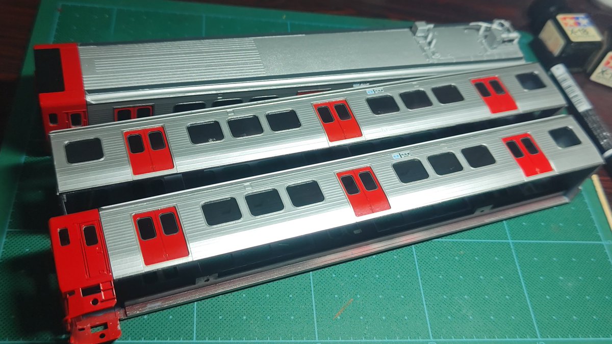 souta_model's tweet photo. 九州の快速電車「赤」

ランボードに色入れ。交流電車らしくなりました。このラインカラーってなんか意味あるんでしょうかね。オシャレ？🤔

側面ガラスも貼り付けました。
ぼちぼち仕上げていきます https://t.co/O1fUT2F2cE