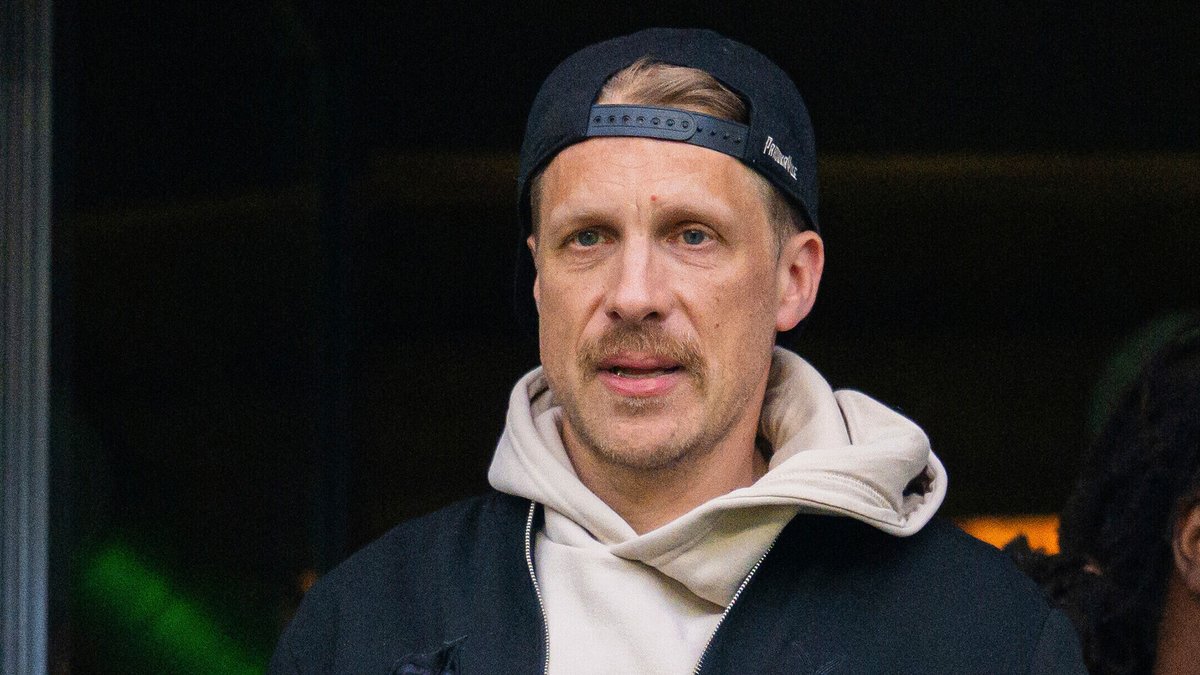 niusde_'s tweet photo. Oliver Pocher rechnet mit Jan Böhmermann ab: Das Ende des „ZDF Magazin Royale“ sei „überfällig“ sagt der Entertainer im TOMorrow-Podcast.
Böhmermann habe irgendwann nur noch Leute fertiggemacht und ständig „mit der Nazikeule“ geschwungen. Pocher weiter: „Ich glaube, Jan Böhmermann wäre ein super Nazi.“
Pocher wirft Böhmermann auch vor, mit Falschaussagen gearbeitet zu haben.
https://t.co/PgTOen2Z8L
