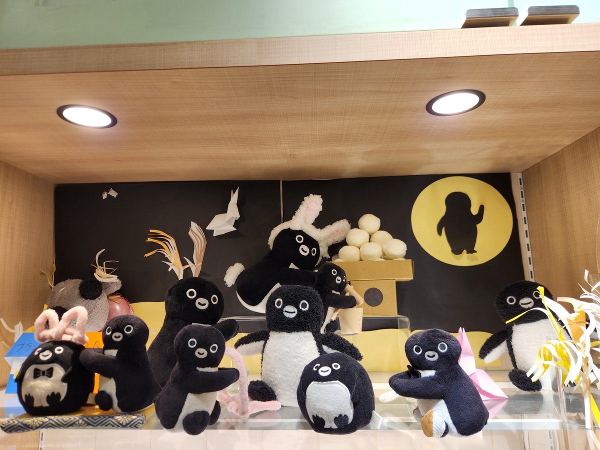 hiroshiwaon's tweet photo. 新宿のペンスタでお買い物
ペンスタ店内のSuicaのペンギン達は、中秋の名月を楽しんでいるようです。
新宿店限定品の、ICカードパスケースを購入
店内で秋の風情を感じながら・・・
ペンスタでお買い物を楽しむ、Suicaのペンギン達でした。
#Suicaのペンギン #ぬい撮り https://t.co/QbsZmz6vuQ
