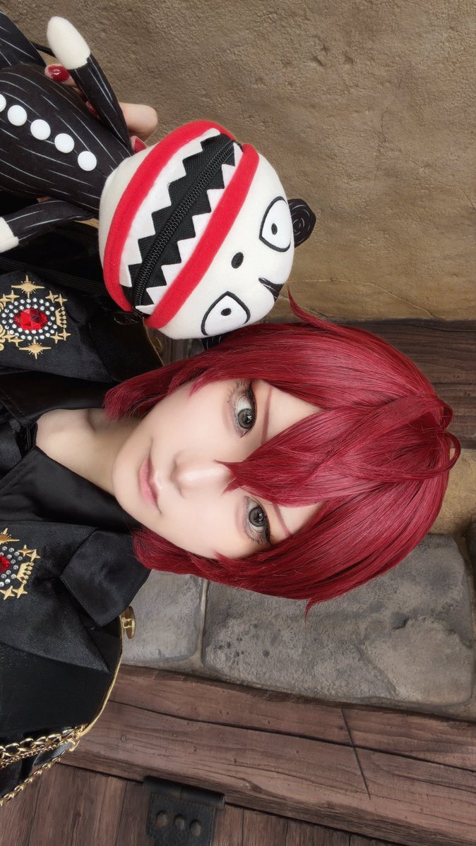 shi0o_K's tweet photo. 手に入ったのが嬉しくて付けるか迷って
「僕が付けていたら変かな」って聞いたら
可愛らしいからいいんじゃないか？って
トレイが言うから朝から晩まで下げてた

#Dハロツイステ #Dハロ仮装 https://t.co/uKthTcn5WL