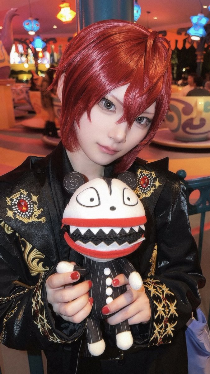 shi0o_K's tweet photo. 手に入ったのが嬉しくて付けるか迷って
「僕が付けていたら変かな」って聞いたら
可愛らしいからいいんじゃないか？って
トレイが言うから朝から晩まで下げてた

#Dハロツイステ #Dハロ仮装 https://t.co/uKthTcn5WL
