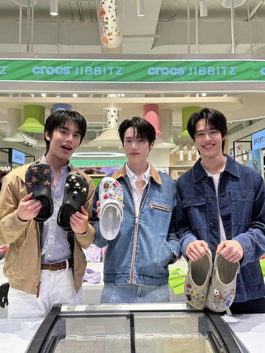 9214KIDS's tweet photo. Crocs kub ⚡️
#crocsthX9214KIDS

#crocsth 
#CrocsCentralwOrld
#9214KIDS
#SONRAYMUSIC https://t.co/rgPJ8DiUTT
