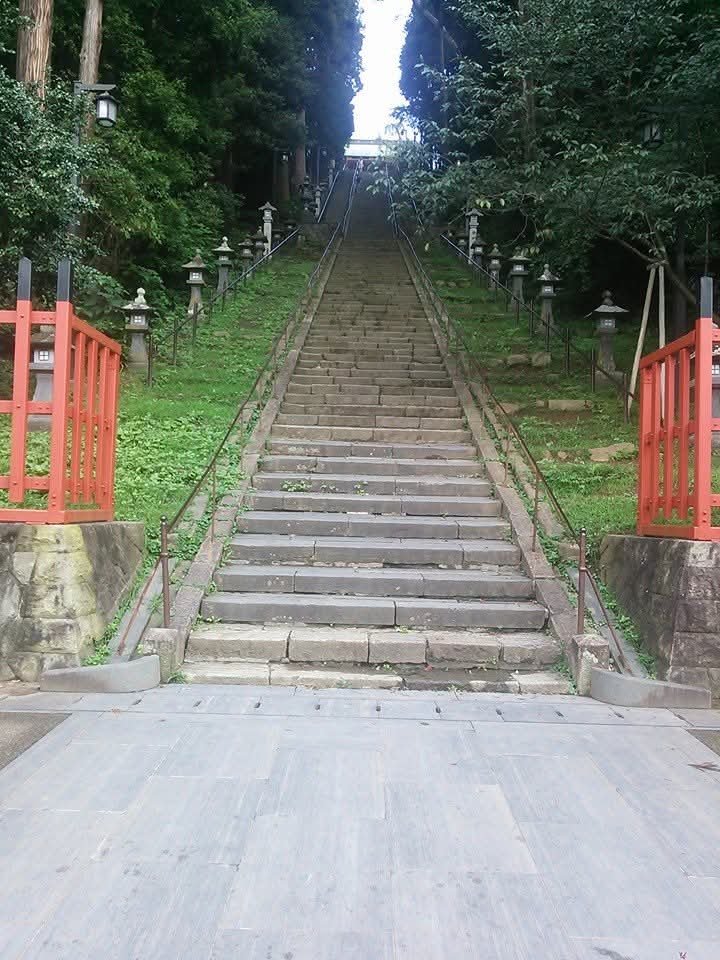 mido_u13's tweet photo. 振り返りお出掛け記録
宮城県 塩竈

塩竈神社
3つある参道のうち私が選んだのは表参道
202段ある階段を登って参拝してきました
階段の下に立って上を見上げた時の階段の長さよ笑
一度登り始めたら後には戻れない感じ
でもそうそう頻繁にこれる場所でもないしと思い登ってきました https://t.co/gacAr4F5x1